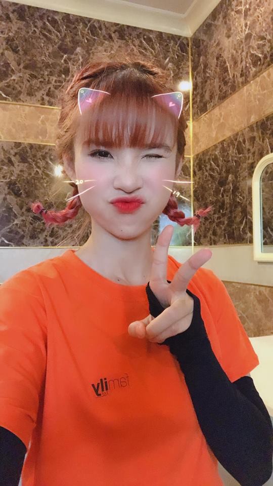 Cách tạo dáng xì-teen mang đậm dấu ấn của Khởi My.    