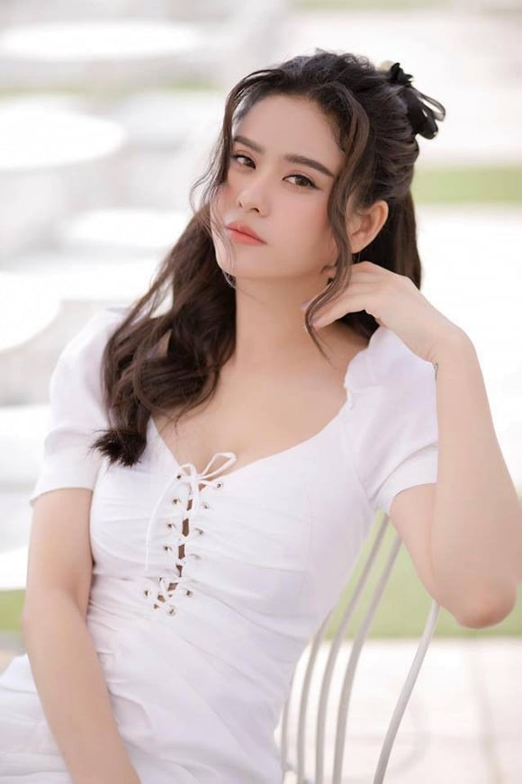 Trương Quỳnh Anh khoe ảnh xinh đẹp kèm tuyên bố vẫn độc thân vui tính.
