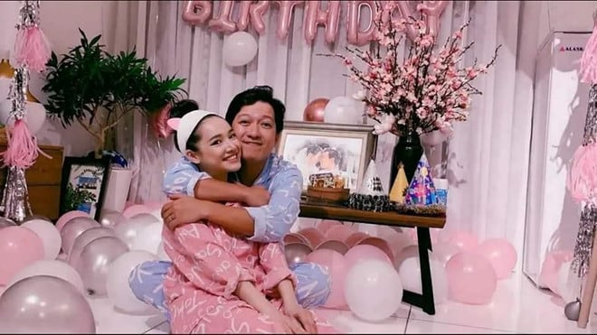 Trường Giang âu yếm Nhã Phương trong tiệc sinh nhật tròn 36 tuổi.  