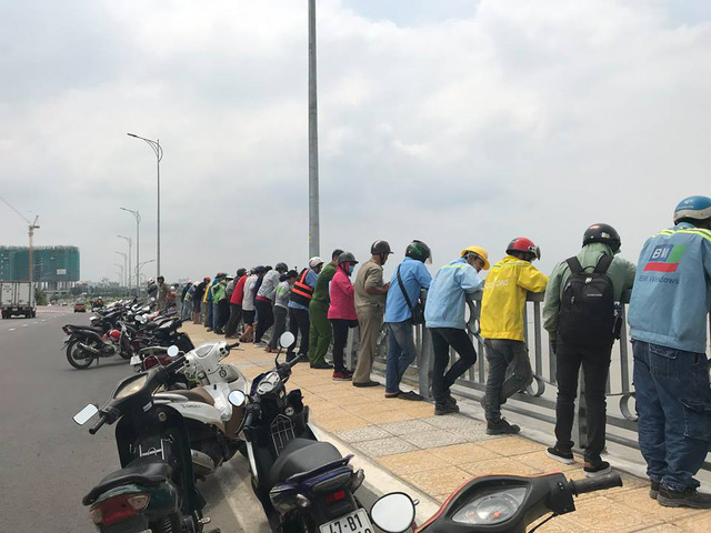 Rất đông người dân tập trung theo dõi sự việc.