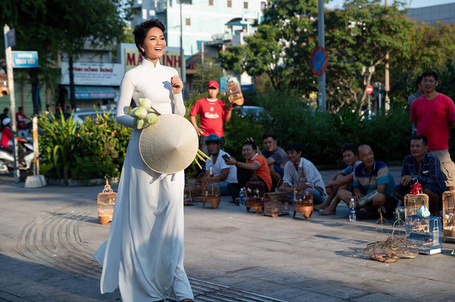 H'Hen Niê rất kín tiếng trong chuyện tình cảm. Cô thừa nhận đã có bạn trai từ 3 năm trước. Bạn trai cô không quá giàu nhưng cư xử rất ga-lăng và có trách nhiệm. 