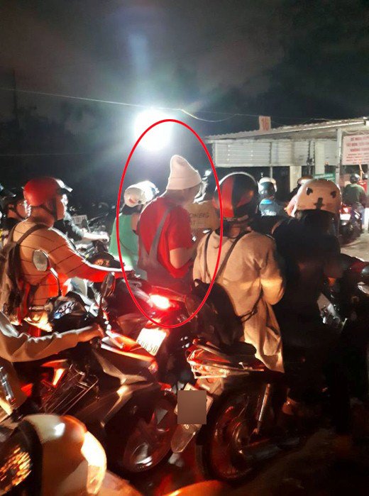 Số nhọ cho Karik là trong lúc hòa cùng biển người đi bão để ăn mừng chiến thắng của đội tuyển Việt Nam trước đội tuyển Iraq tại U23 châu Á, anh lại bị phát hiện không đội mũ bảo hiểm. Thế nhưng, may cho nam rapper là anh không bị cảnh sát giao thông tuýt còi dù cư dân mạng nhắc nhở không ít.     