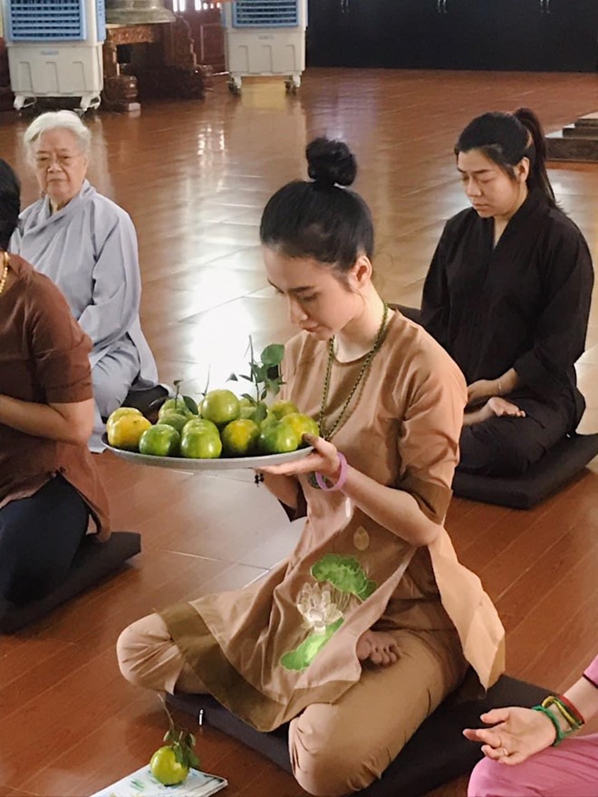 Tuy nhiên, gần 1 năm trở lại đây Angela Phương Trinh khiến nhiều người ngỡ ngàng với hình ảnh kín đáo, mộc mạc. Sau thời gian 