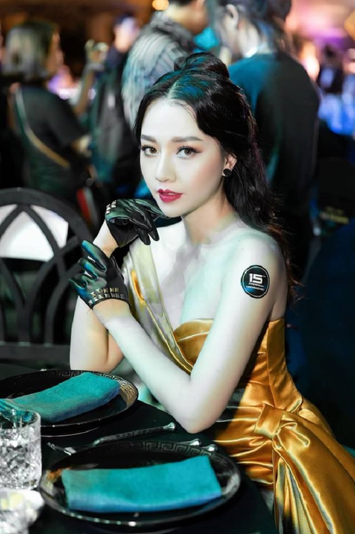 Băng Di quyến rũ và cá tính với váy vàng nổi bật.    