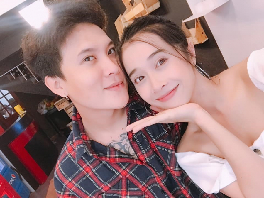 Em gái Nhã Phương và chồng.  