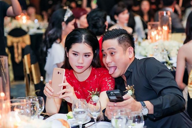 Theo Minh Tiệp, anh quen bà xã qua một người yêu cũ. Bỏ qua cách biệt tuổi tác và danh tiếng, cặp đôi tìm được sự đồng điệu về tâm hồn. Trước khi kết hôn, cặp đôi đã có 1 năm hẹn hò.  