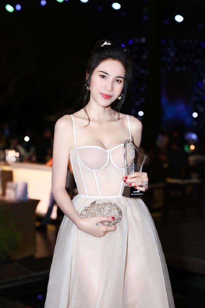 Thủy Tiên quyến rũ khi chọn kiểu váy đơn giản khoe khéo vòng 1 quyến rũ.    