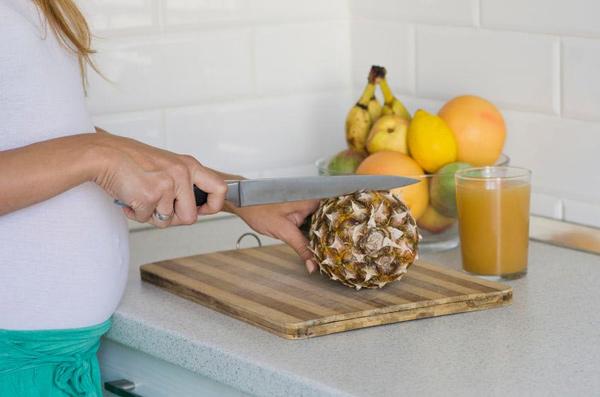 Nếu cơ địa bị dị ứng dứa thì tốt nhất chỉ nên ăn dứa đã xào nấu