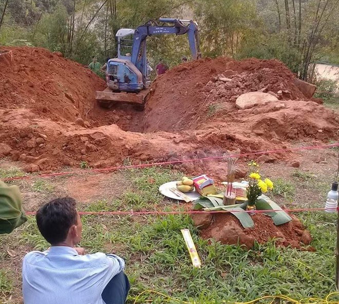 Cơ quan chức năng đào khu vực giếng hoang.
