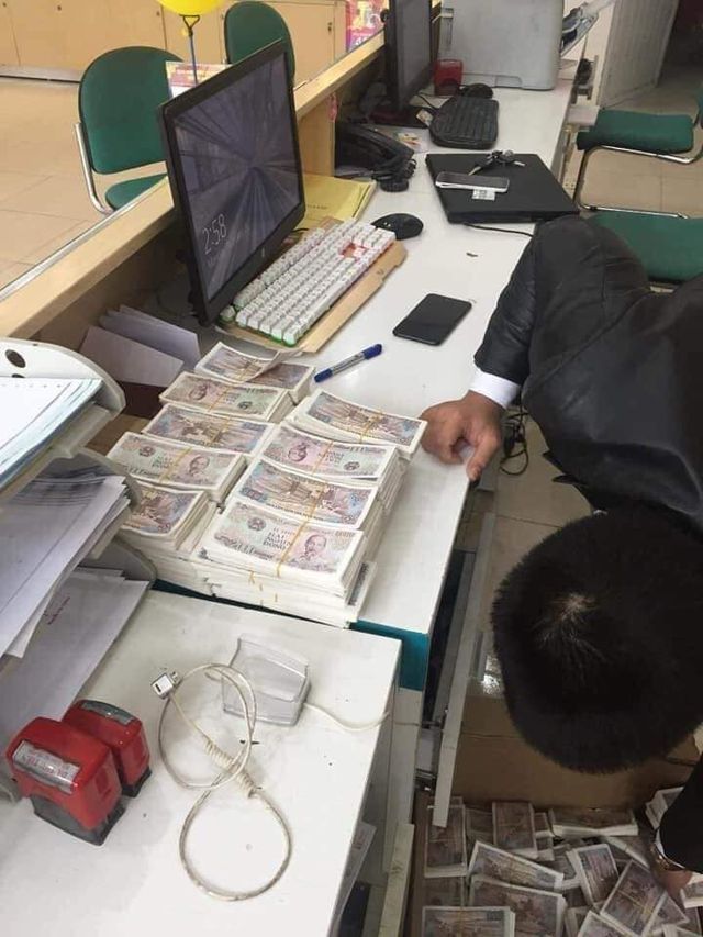 Rất nhiều cọc tiền lẻ 1.000 - 2.000 đồng mà người đàn ông mang đi mua điện thoại tặng vợ.