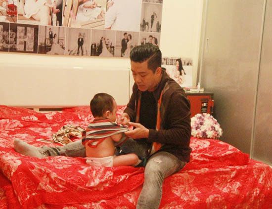 Tuấn Hưng thay tã cho con của mình