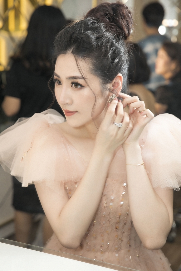 Á hậu Tú Anh không bị chồng phản đối khi chạy show trở lại.