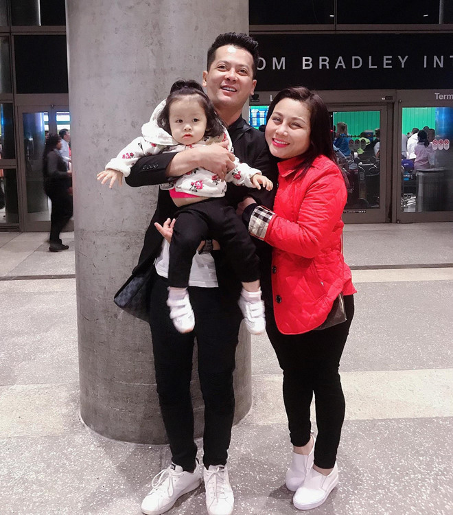 Ngày 20/4, Hoàng Anh chia sẻ niềm xúc động trong giây phút quây quần bên vợ con ở Mỹ sau hơn một năm xa cách. Nam diễn viên cho biết mọi thứ còn nhiều bỡ ngỡ và bản thân vẫn chưa có kế hoạch cụ thể về công việc tại nơi ở mới. Trước tiên, Hoàng Anh sẽ nhận diễn các show kịch ở hải ngoại, học tiếng Anh.    