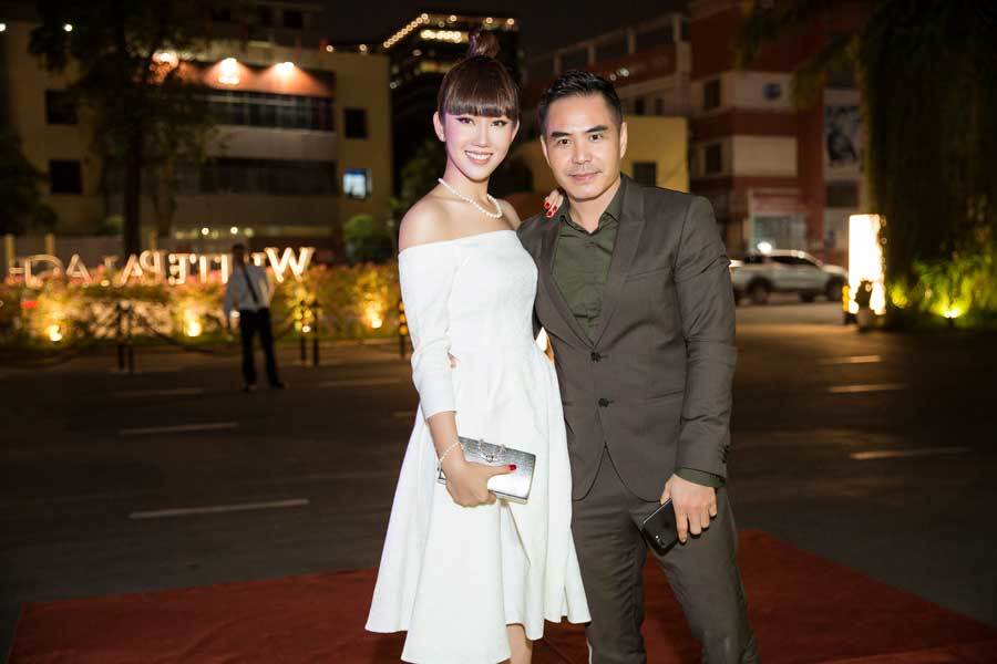Cả hai dành cho nhau nhiều cử chỉ tình cảm như nắm tay, ôm eo.  