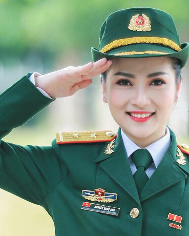Ngọc Anh mang hàm trung úy quân đội.    