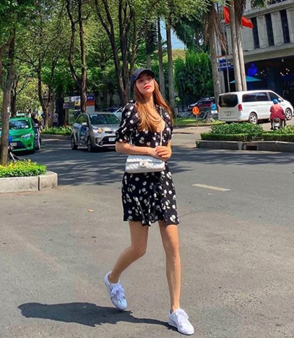 Hồ Ngọc Hà ''hack tuổi'' xuất sắc nhờ việc lựa chọn váy hoa dáng ngắn. Để tô điểm thêm nét trẻ trung cho diện mạo, người đẹp sử dụng một loạt phụ kiện như sneaker, túi xách Chanel và mũ lưỡi trai.    