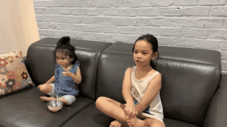 Tuệ Lâm hát theo mẹ.    