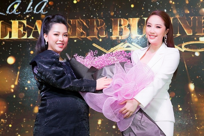 Bảo Thy chuẩn bị bó hoa chúc mừng chị dâu.    