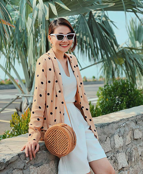 Thanh Hằng mang đến cảm giác mát mắt khi phối hai màu trắng - be rất lý tưởng cho mùa nóng.    