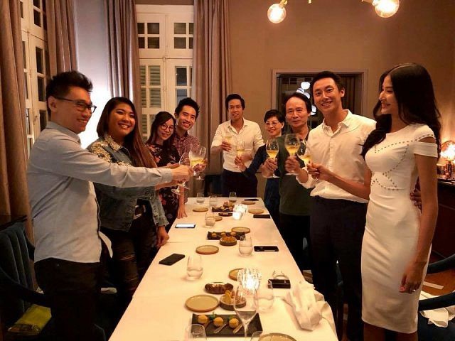Hoàng Thuỳ xuất hiện e ấp tại buổi tiệc thân mật nhà 