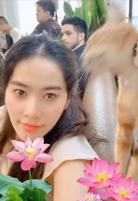 Khoảnh khắc khiến dân cư mạng rần rần cho rằng Nam Em đang hẹn hò với soái ca Tây điển trai.