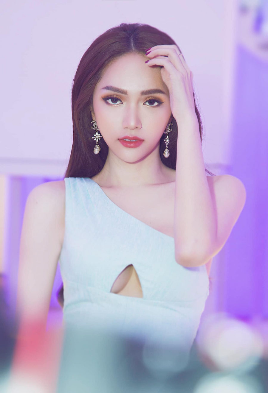 Từ đôi vai trần nóng bỏng đến vòng eo con kiến của Hương Giang đều được phô bày khi mặc chiếc đầm này. Tuy nhiên, nếu đơn giản vậy thì đã không là 