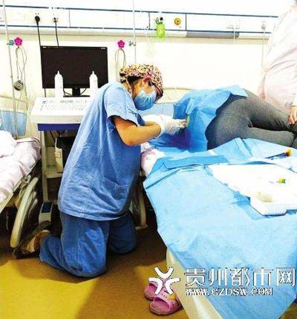 Dù mang thai 7 tháng cô vẫn không ngại quỳ xuống làm nhiệm vụ của mình