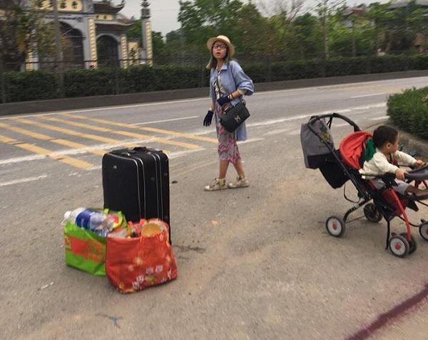 Bella đưa con trai đi phơi nắng suốt ngày