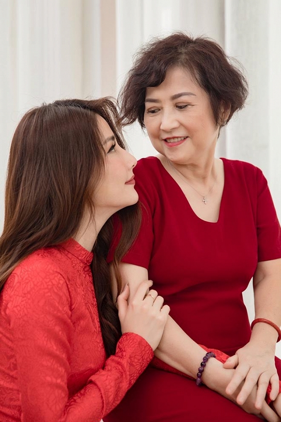 Trên trang cá nhân, Diễm My 9x để avatar đen và thông báo: 