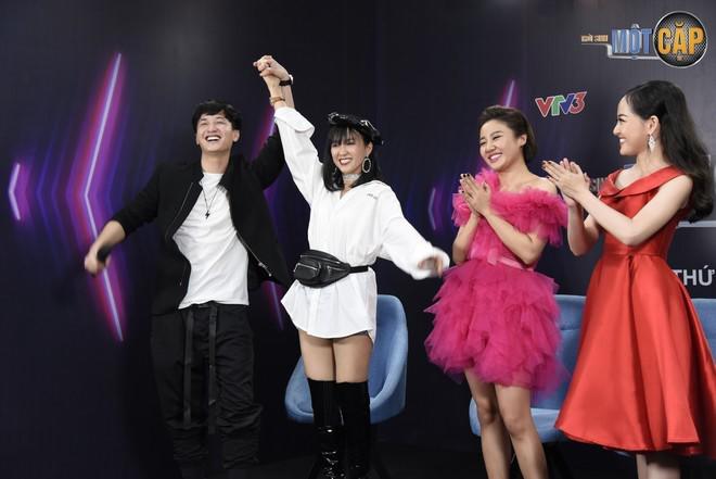 Trong khi đó, khi gặp Huỳnh Anh tại phòng truyền thông, Đinh Hương e ấp, nấp sau Thiên Vương MTV vì xấu hổ khi tái ngộ trai đẹp. Cuối cùng, nữ ca sĩ thỏa lòng mong ước được một lần mặc 