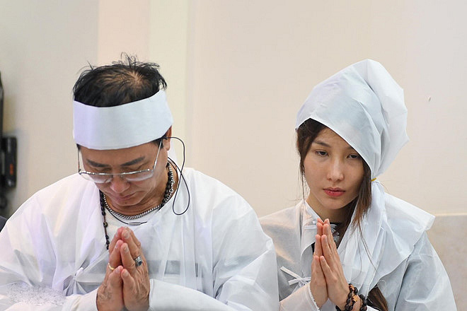 Sáng 22/4, các nghệ sĩ như Mai Thu Huyền, Trang Nhung, Xuân Lan… gửi lời chia buồn với Diễm My 9X khi biết tin mẹ cô qua đời ở tuổi 59. Người đại diện của nữ diễn viên cho hay cô quá sốc và suy sụp tinh thần khi đối diện với tin dữ.    