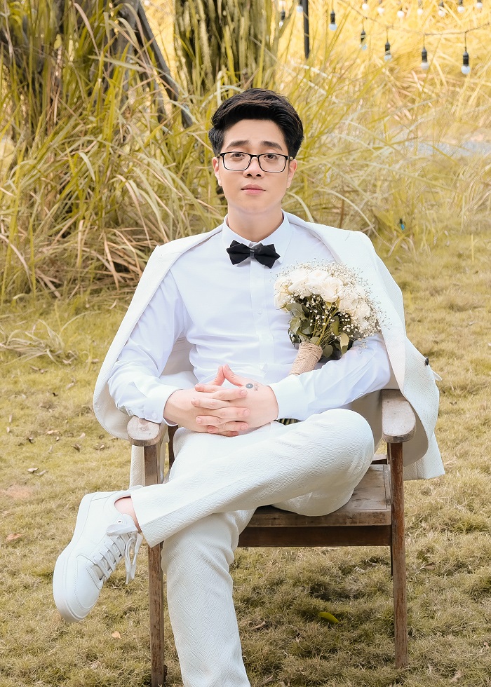 Bùi Anh Tuấn điển tại trong hôn lễ cùng Hiền Hồ trong MV của cả hai.