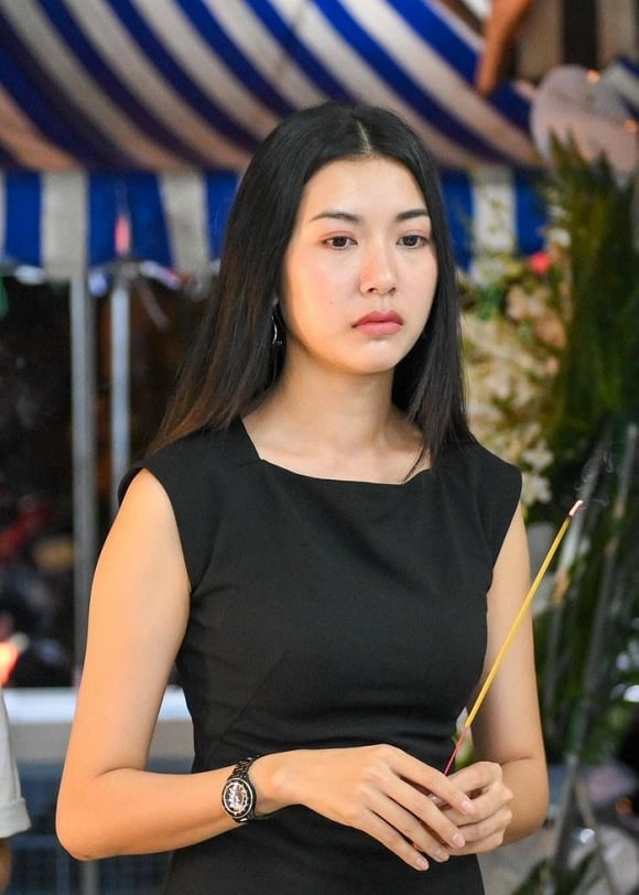 Á hậu Thuý Vân và Á hậu Diễm Trang đã đến viếng mẹ của Diễm My 9X.