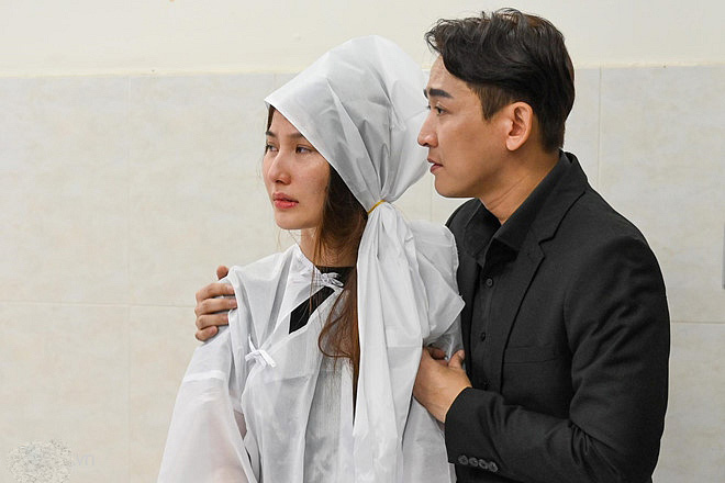 Người đại diện của Diễm My 9X cho hay cô đang trải qua những giây phút đau đớn tột cùng vì mất mẹ. Cô khóc rất nhiều, suy sụp và cảm giác bối rối không biết xoay sở thế nào trước biến cố lớn.    