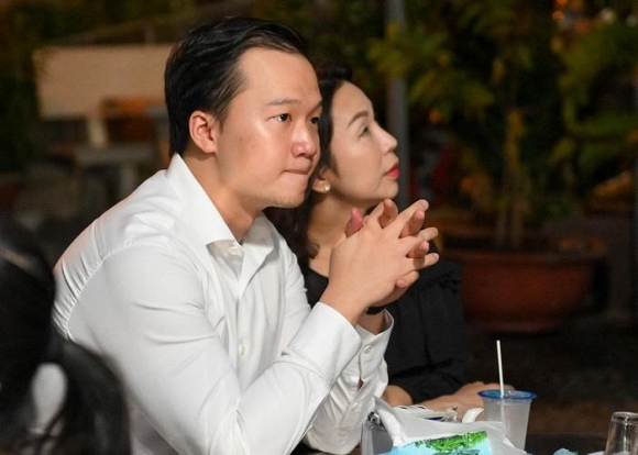 Bạn trai của Diễm My 9X cũng về nước dự tang lễ của mẹ cô.  