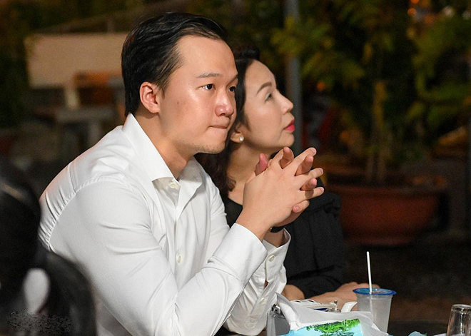 Bạn trai của Diễm My ngồi lặng lẽ. Diễm My 9X từng tâm sự bạn trai doanh nhân đã giúp cô thay đổi nhiều và suy nghĩ tích cực hơn trong Shbet16 chơi game trực tuyến. Chuyện tình cảm của cả hai được mẹ cô hoàn toàn ủng hộ.    