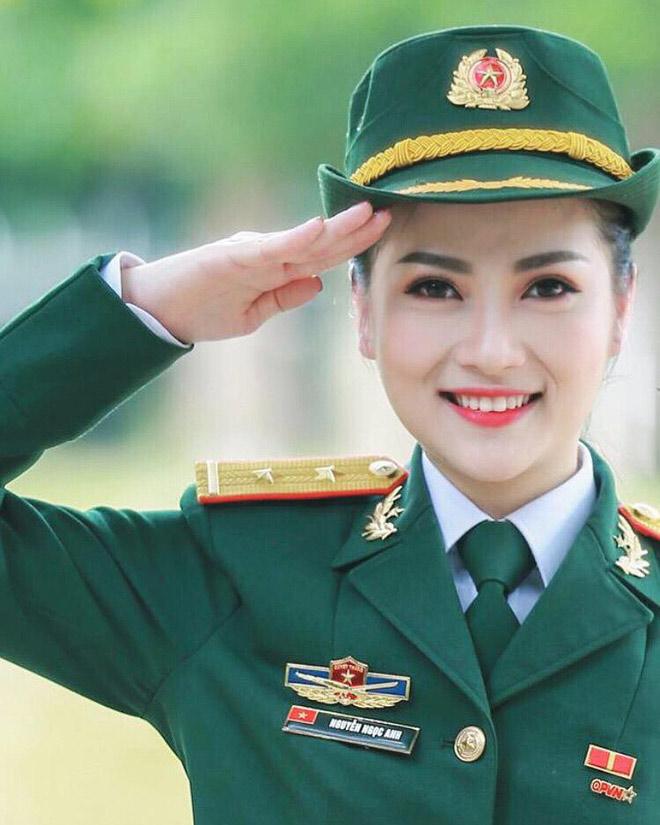 Dù mặc quần áo ngành nhưng trông cô vẫn rất xinh đẹp