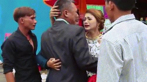 Ông bố ôm con gái, không ngăn được dòng nước mắt.