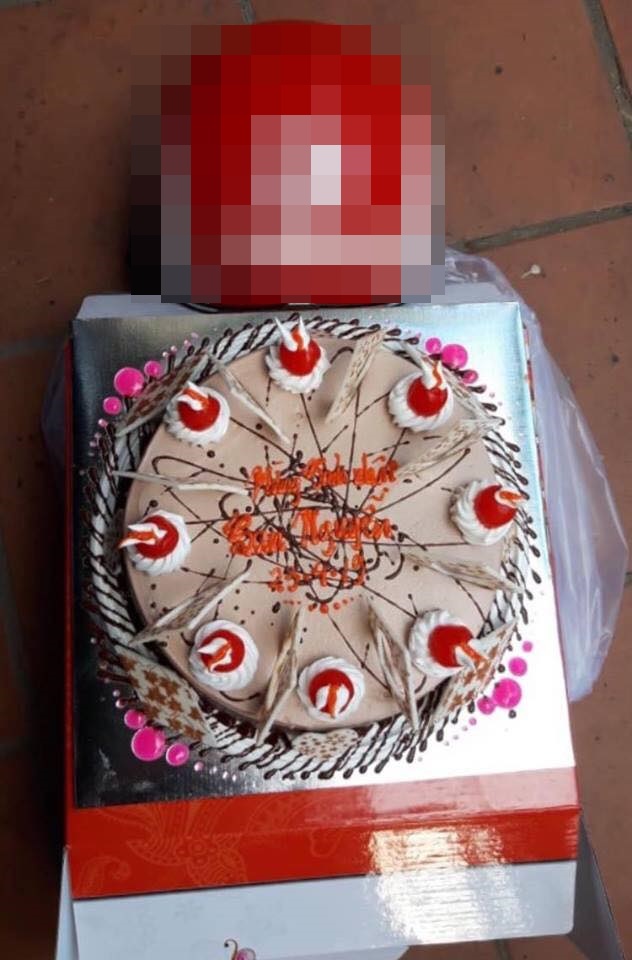 Chiếc bánh kem bị bùng hàng.
