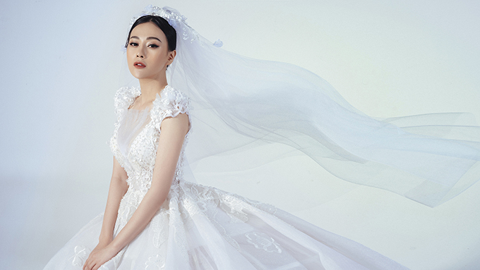 Người đẹp thể hiện vẻ đẹp lộng lẫy, kiêu sa khi khoác lên mình bộ váy cưới trắng tinh, được đính kết cầu kỳ.    