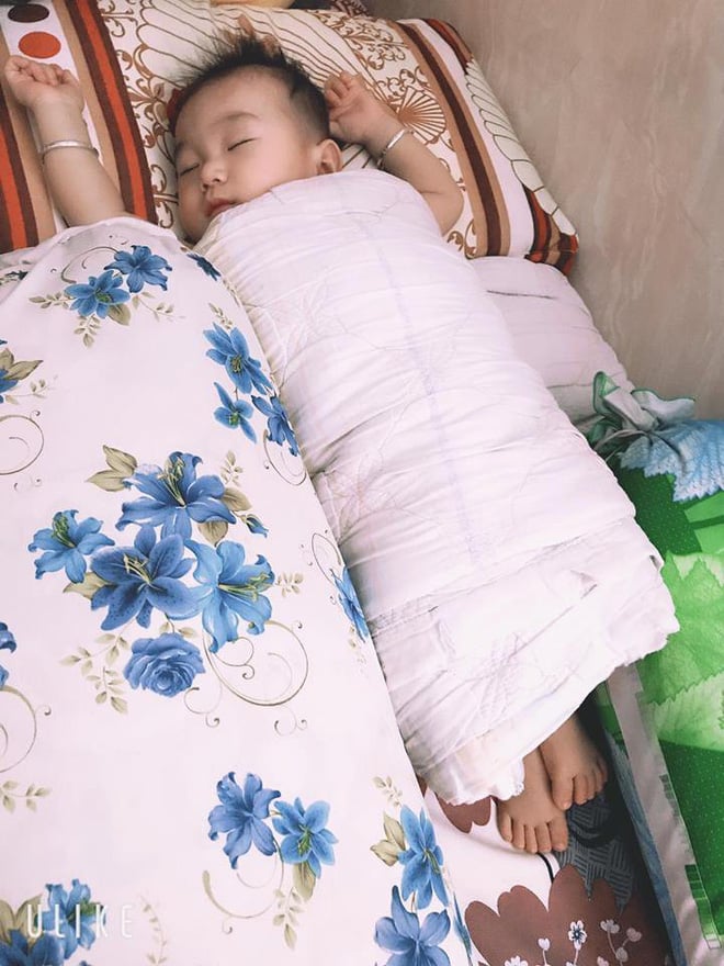 Con trai Lâm Khánh Chi được nhận xét là rất đáng yêu và thừa hưởng nhiều nét đẹp từ mẹ    