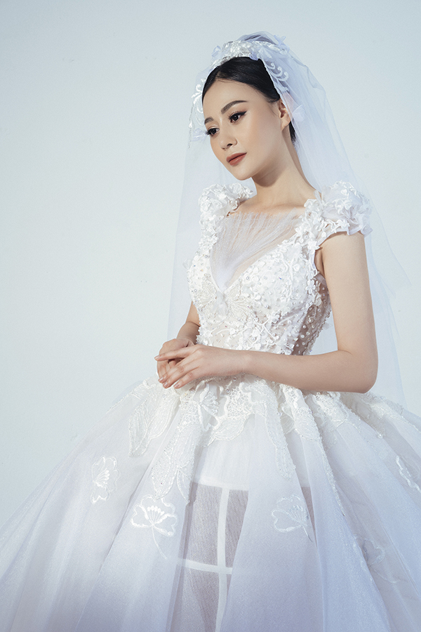 Cách đây vài ngày, Phương Oanh chia sẻ trên trang cá nhân bức ảnh mình mặc váy cưới và hài hước viết status tuyển chồng: 