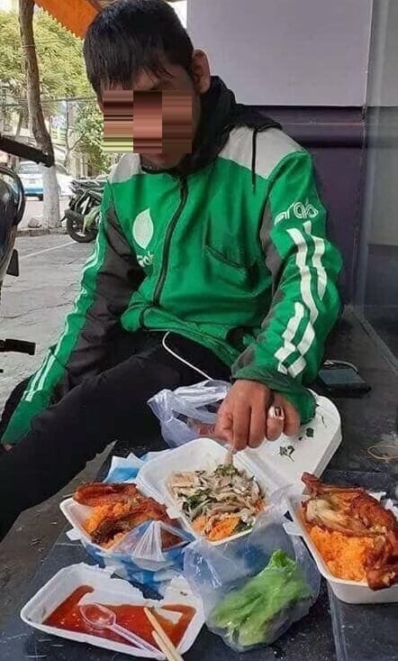 Tài xế Grab ngậm ngùi một mình phải ăn 3 xuất cơm gà.