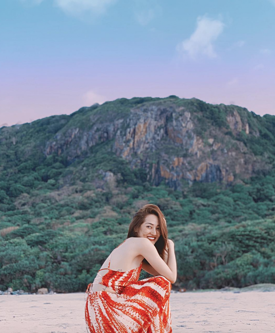 Không diện bikini như nhiều mỹ nhân khác khi đi biển nhưng chỉ nhìn hình ảnh này đã đủ xua tan cái nóng mùa hè.