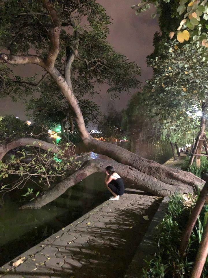 Cô gái đã có những hành động lạ bên hồ.