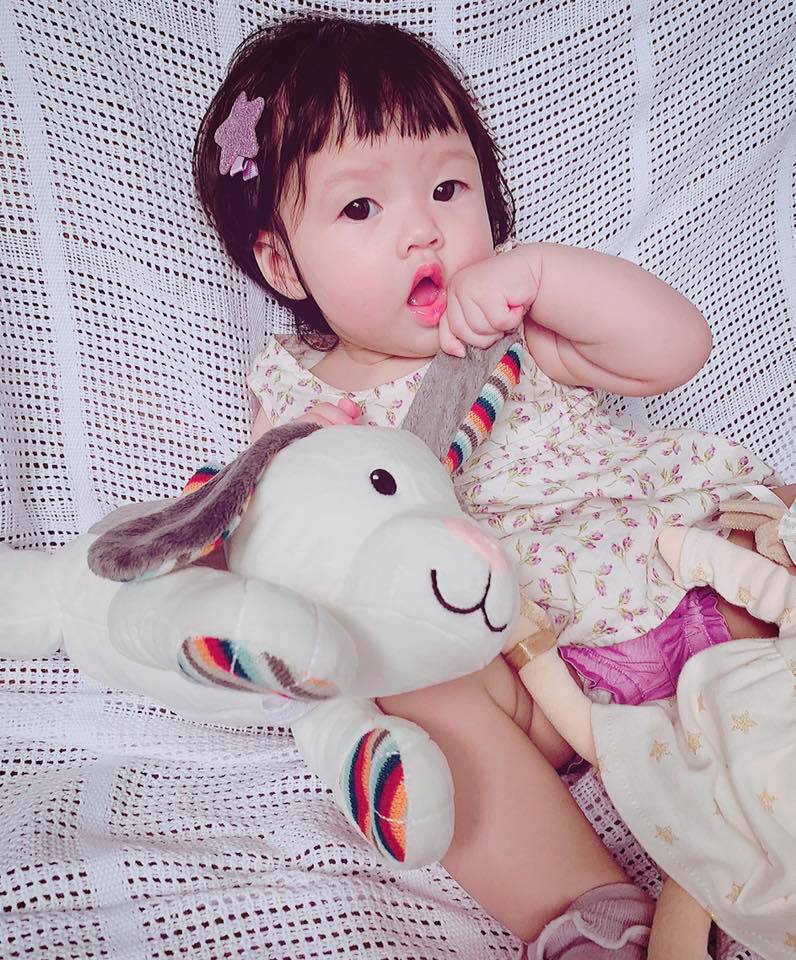 Con gái Thu Thảo ngày càng đáng yêu