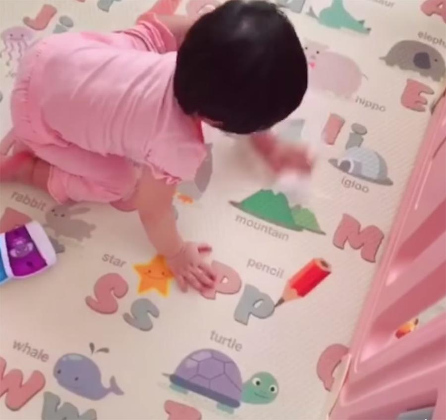 cô bé giúp mẹ làm việc nhà