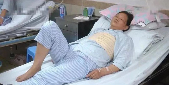 Người phụ nữ bị cô gái đánh dã man.
