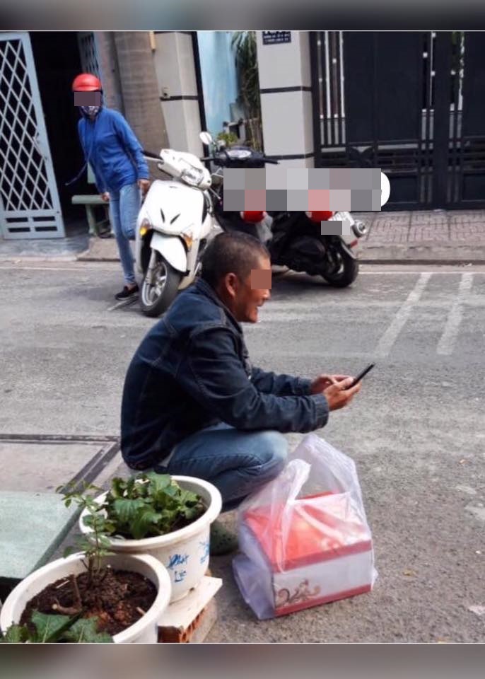 Chú giao hàng không thể liên lạc được với chủ nhân của chiếc bánh.