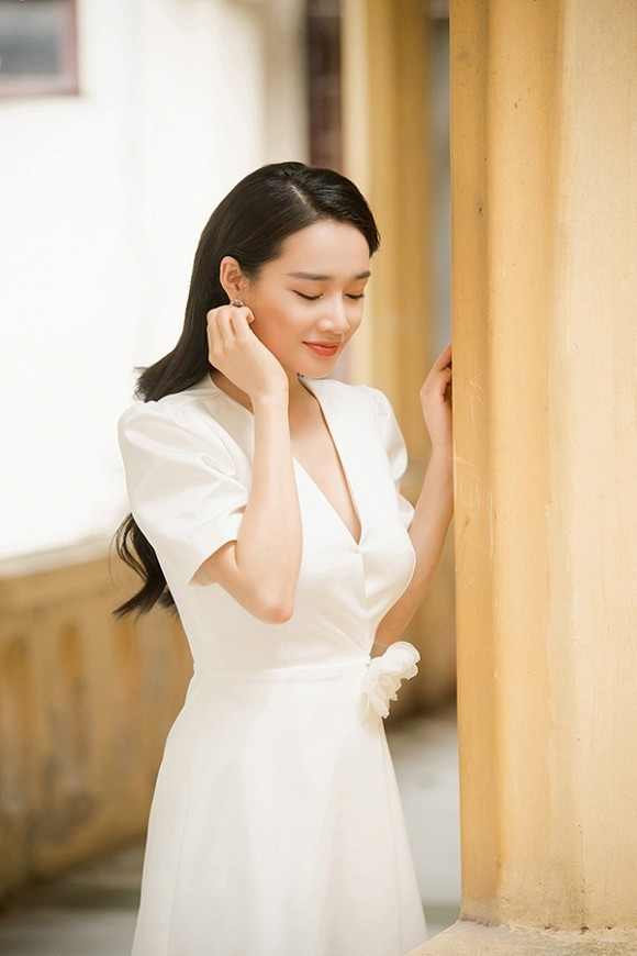 Nhiều người cảm thấy bất ngờ khi chỉ hơn 2 tháng sinh con, Nhã Phương đã trở nên thon gọn như này đây.    